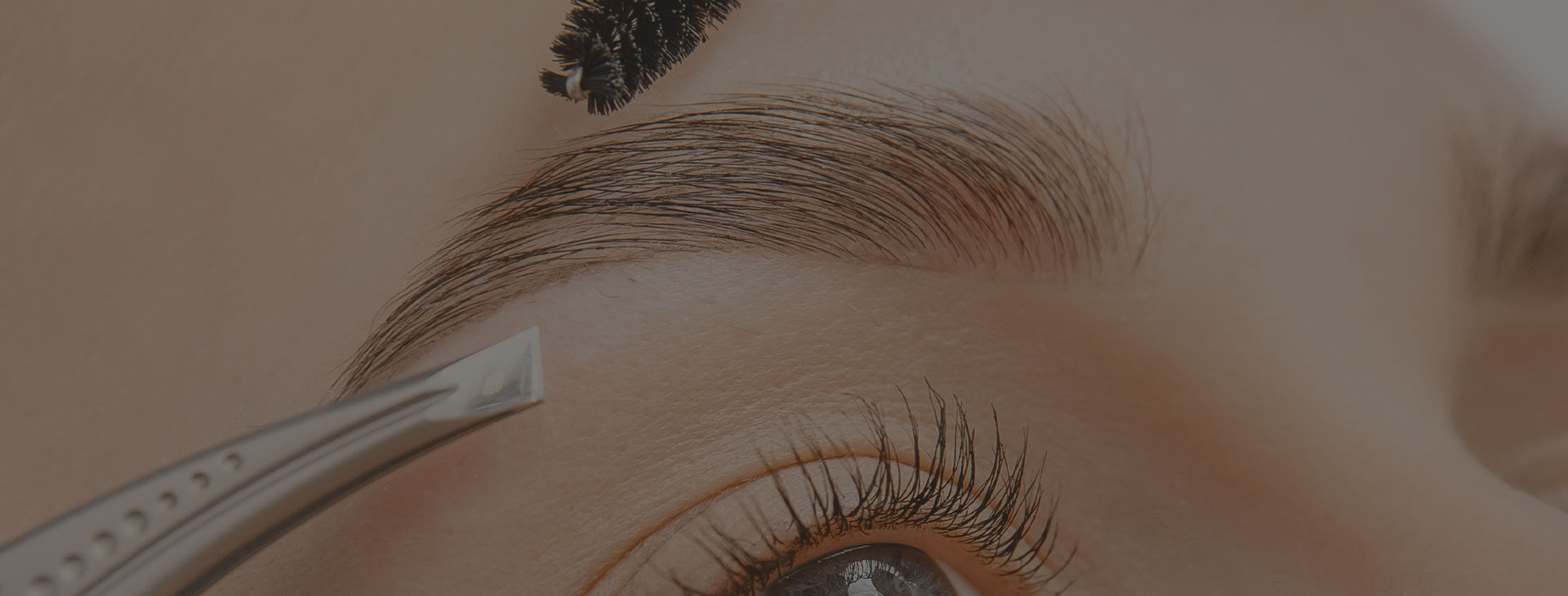 Brow Lift des sourcils près de Montpellier