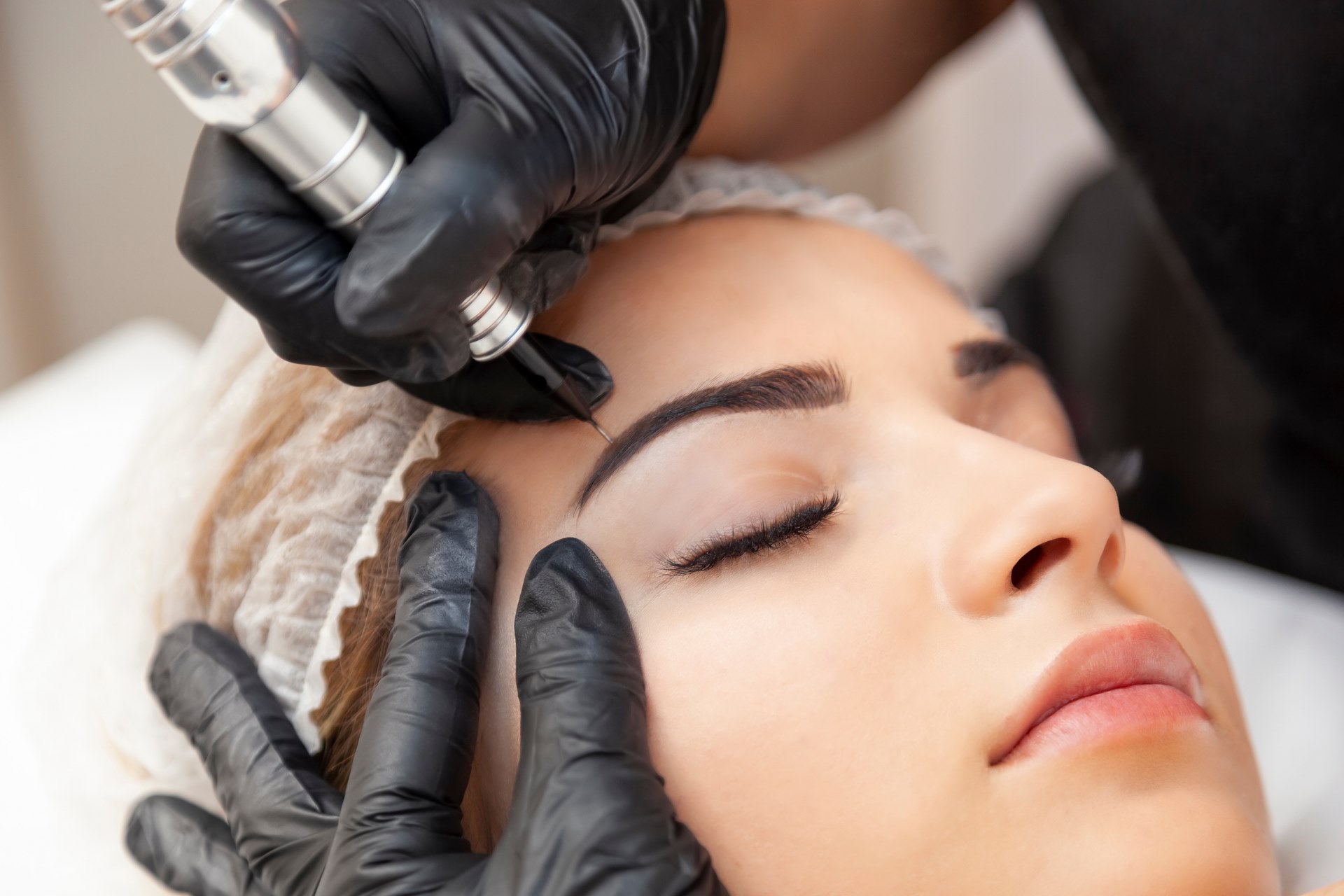 Brow Lift des sourcils près de Montpellier