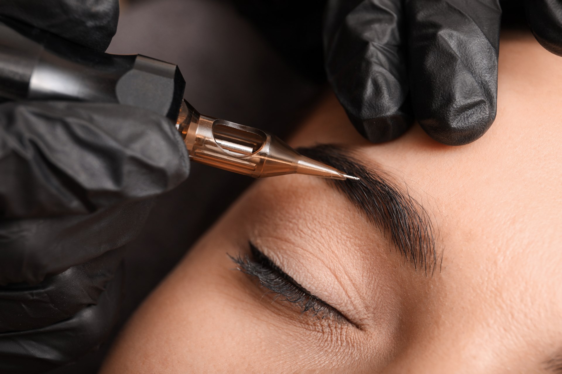 Brow Lift des sourcils près de Montpellier